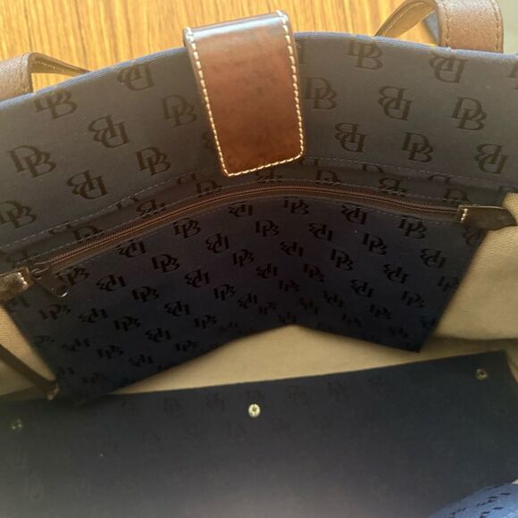 Dooney & Bourke - Navy & Brown Large Tote Bag, Pouch, license holder, keychain - Picture 10 of 13